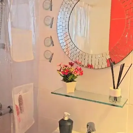 With A Large Pool In Appartement *